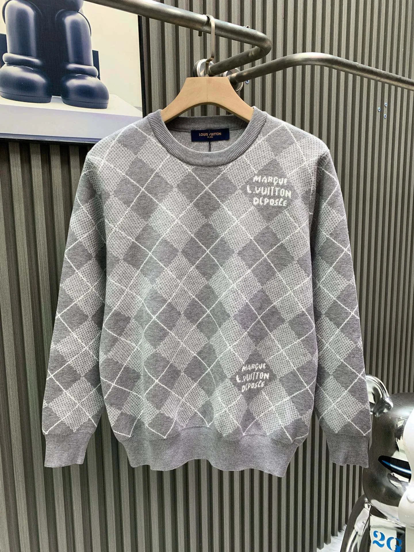 🅿️380 🀄️ Louis Vuitton Louis Vuitton 25*1v diamond plaid cashmere sweater 𝟮5 new autumn and winter products, a must-have~ Love the college style diamond pattern design. Each item is a hot item this year. Made of wool blended fabrics, dyed and custom-woven dyed yarn, multi-sand mouth intarsia technology, Japan Shima Seiki 36 yarn mouth intarsia machine, reverse thread machine knotting Then it is trimmed by hand. It will never come off. It uses half more material than the vest style. The dropped shoulder design adds a lot of relaxation. It will definitely kill all the same type of diamond sweaters~